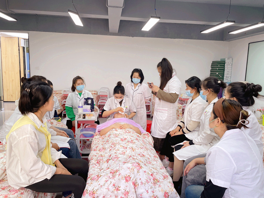 哪些化妝水不能濕敷？南寧美容護(hù)膚學(xué)校課堂筆記