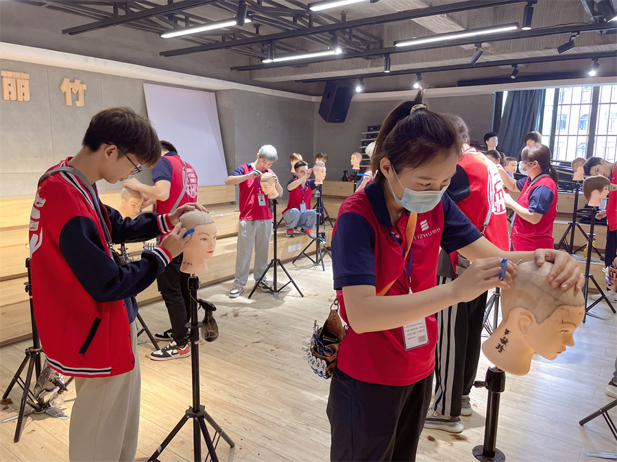 光頭剃頭技巧，廣西美發(fā)剃頭培訓(xùn)班實訓(xùn)教學(xué)