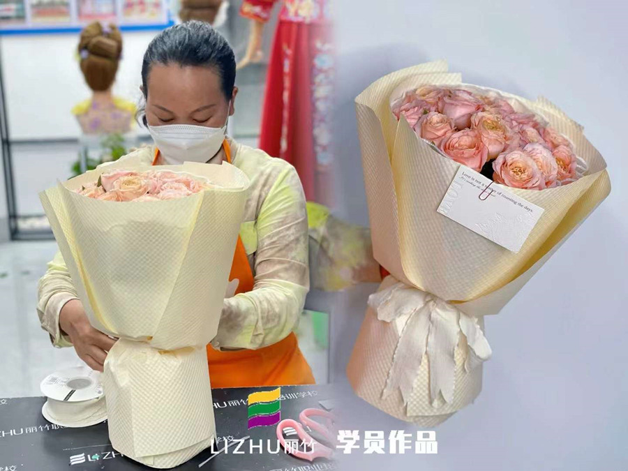 南寧花藝師職業(yè)學(xué)校作品---清新圓形大花束