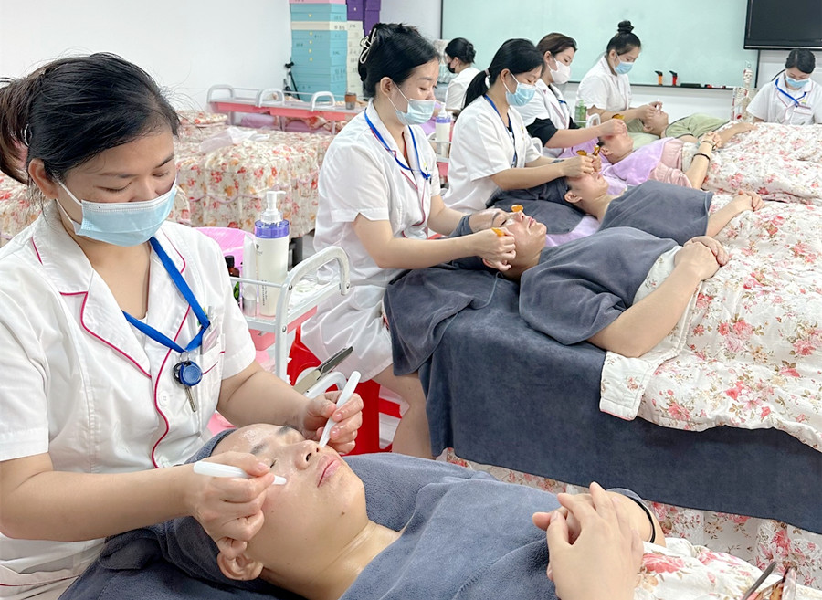 面部撥筋的原理，南寧美容學(xué)員操作實(shí)訓(xùn)分享