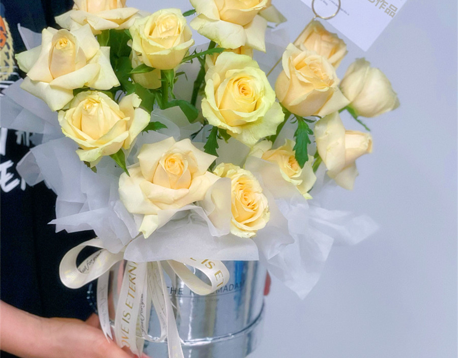 抱抱桶花束，南寧花藝零基礎(chǔ)培訓(xùn)班作品欣賞