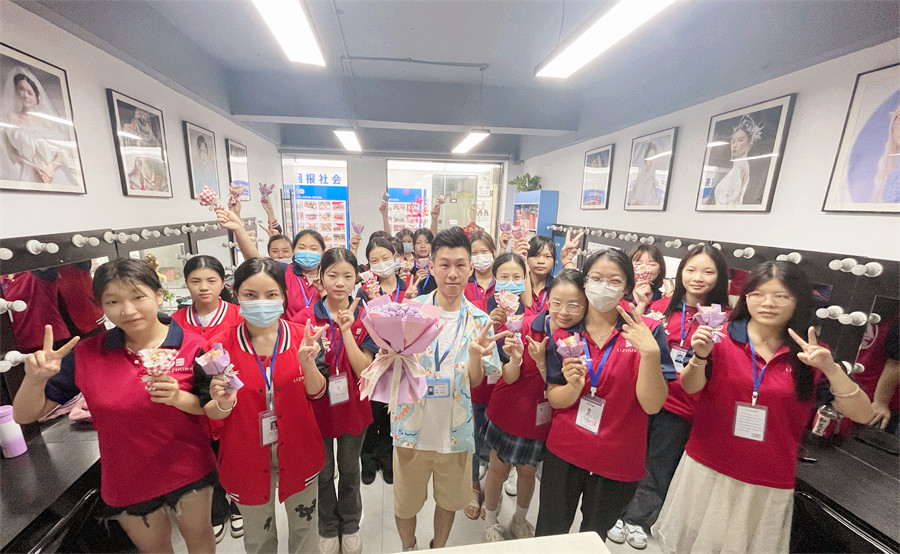 廣西化妝學校六一活動，儀式氛圍感拉滿