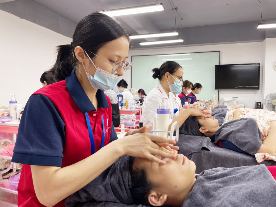 化妝需要學(xué)皮膚管理嗎？廣西美容化妝學(xué)校專業(yè)解答