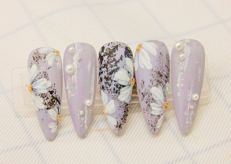 南寧美甲學(xué)校：磨砂美甲，鉑金膠美甲，彩繪小雛菊美甲