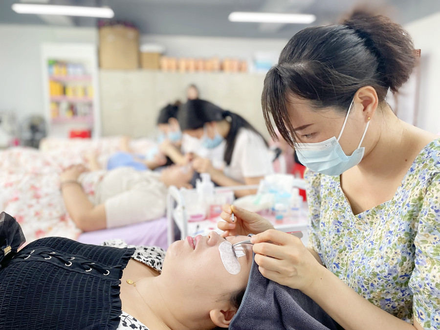 學(xué)費多少？南寧美甲美睫紋繡培訓(xùn)學(xué)校