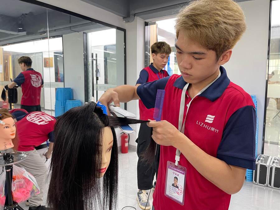 美發(fā)培訓(xùn)：怎么用直板夾拉直頭發(fā)？