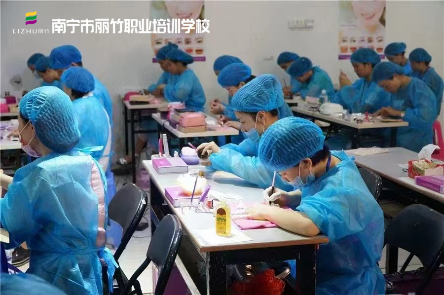 如何選擇紋繡學(xué)校？南寧紋繡學(xué)校教你