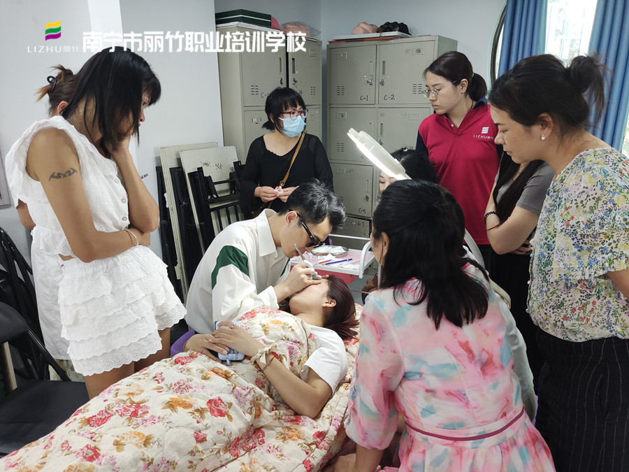 零基礎(chǔ)紋繡培訓(xùn)：如何選擇紋繡學(xué)校