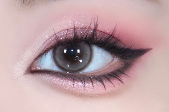 芭比黑粉煙熏眼妝教程，南寧化妝基礎學校教你