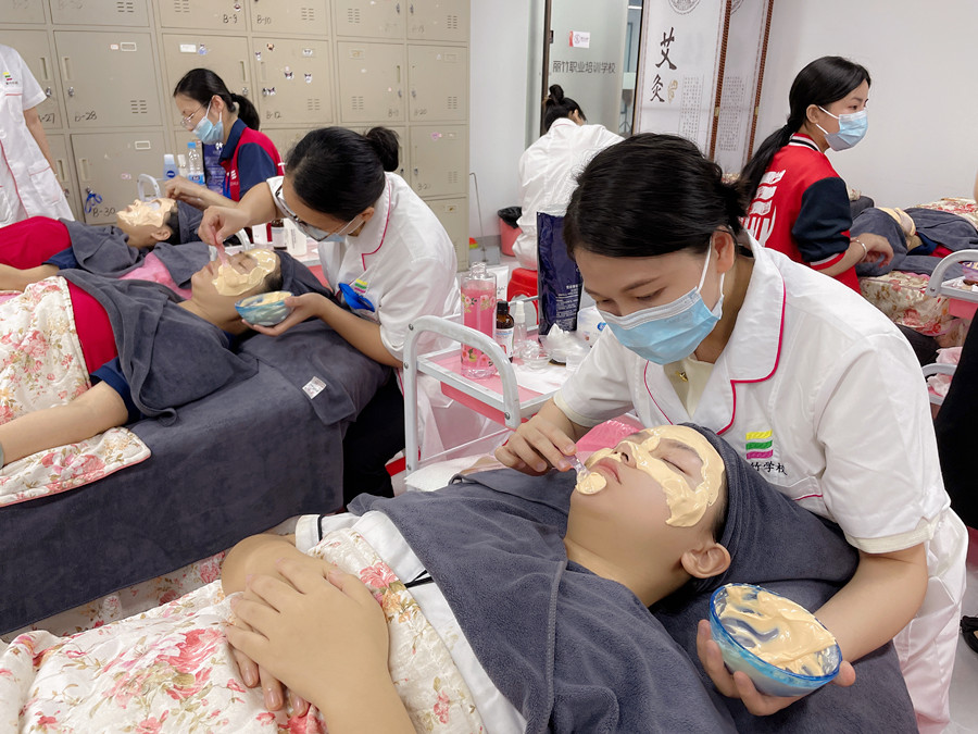 敷軟膜粉的流程，南寧美容皮膚管理培訓(xùn)班