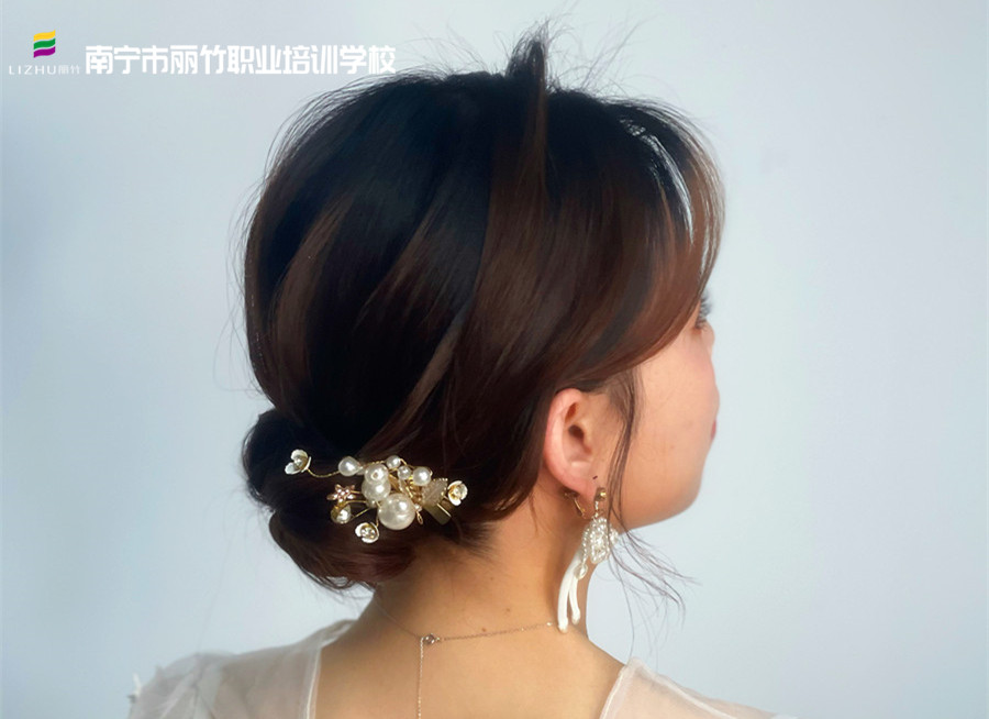 森系簡(jiǎn)約編盤發(fā)，南寧化妝發(fā)型培訓(xùn)作品