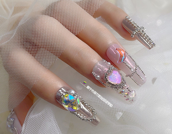 堆鉆美甲作品，廣西培訓(xùn)美甲造型