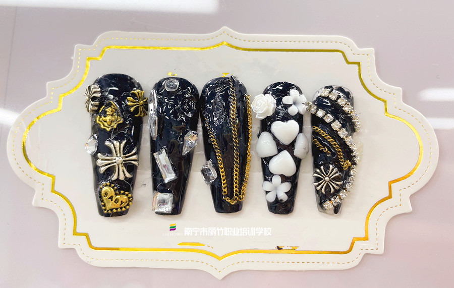 飾品堆鉆美甲，廣西美甲專業(yè)教學學員作品