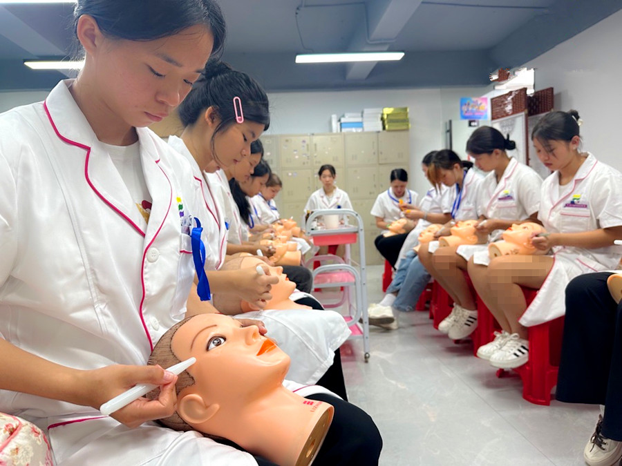 南寧美容師：面部撥筋假頭教學(xué)