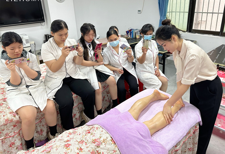 廣西美容美師：如何給腿部按摩？