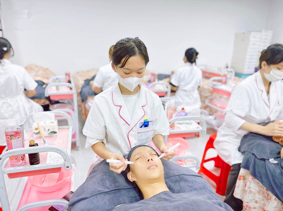 秋季面部撥筋的好處，廣西美容護(hù)膚培訓(xùn)