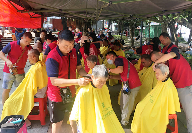 南寧美容美發(fā)職業(yè)學(xué)校為居民提供公益理發(fā)