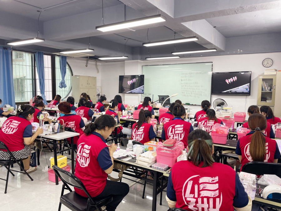 美甲師廣西：果凍膠貼片怎么卸？