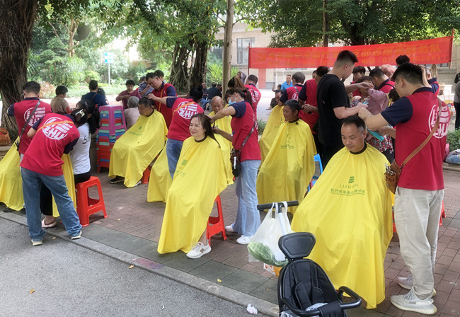 南寧理發(fā)培訓教學：南寧美發(fā)志愿者服務隊重陽送溫暖