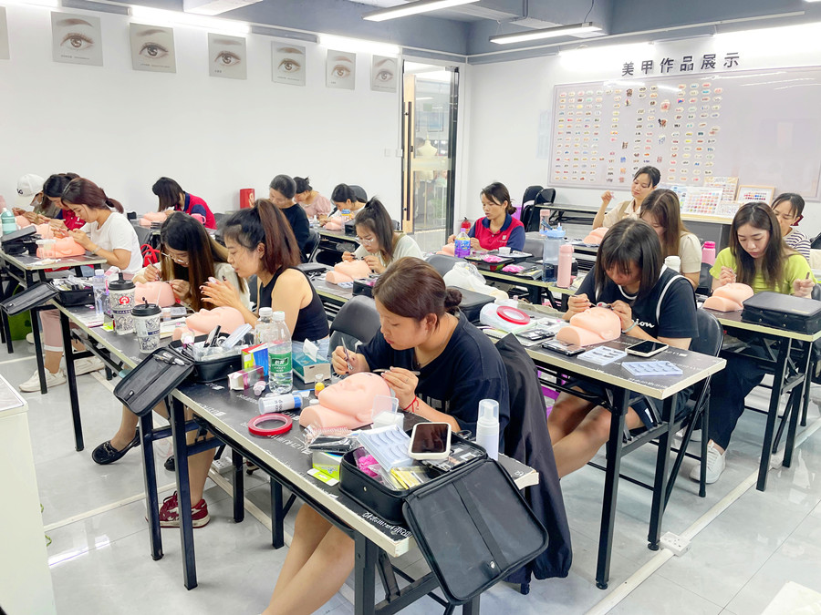 為什么要在假頭模練習(xí)美睫？廣西美睫培訓(xùn)課件解析