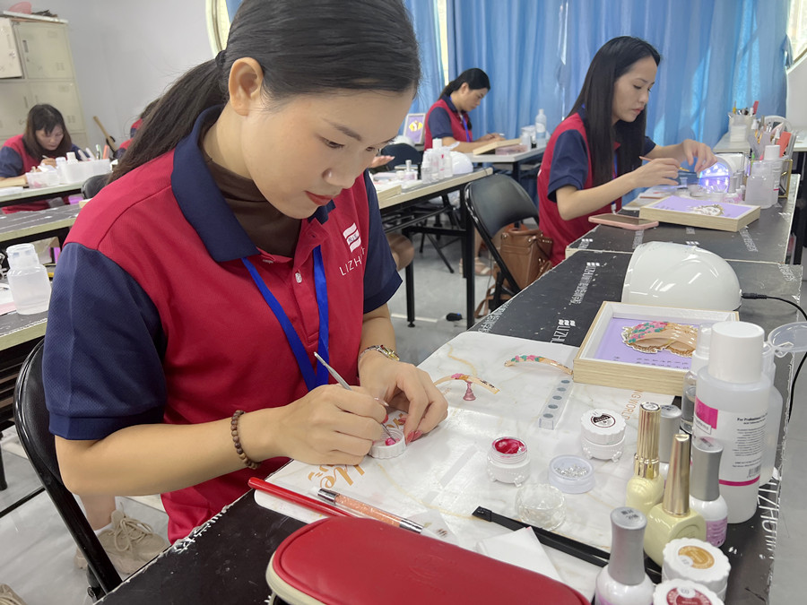 賞析！南寧美甲造型學(xué)校學(xué)員雕花作品