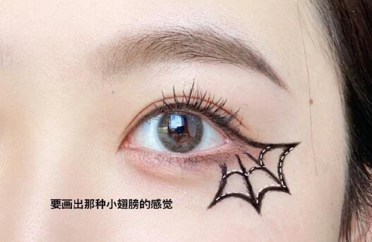 眼線怎么畫初學者：可愛萬圣節(jié)眼線教程