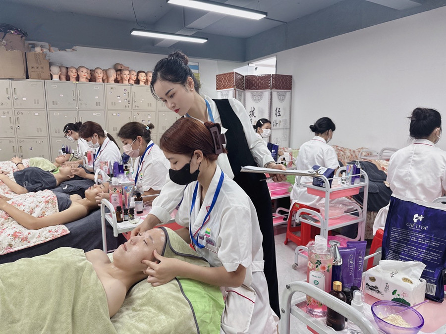 改善面部細(xì)紋的手法？南寧皮膚管理培訓(xùn)