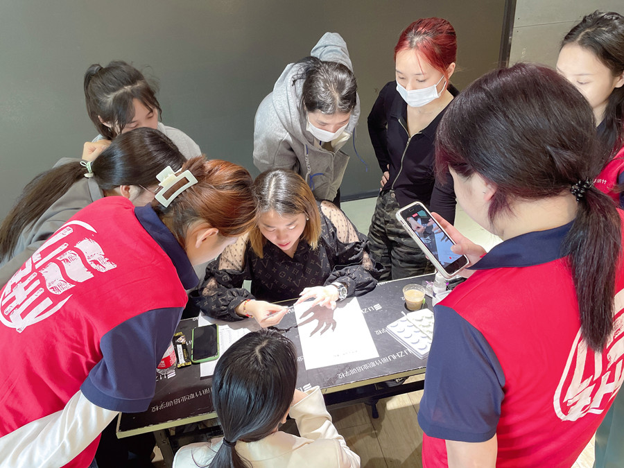 麗竹年終美睫進(jìn)修專場(chǎng)，老師手把手教學(xué)