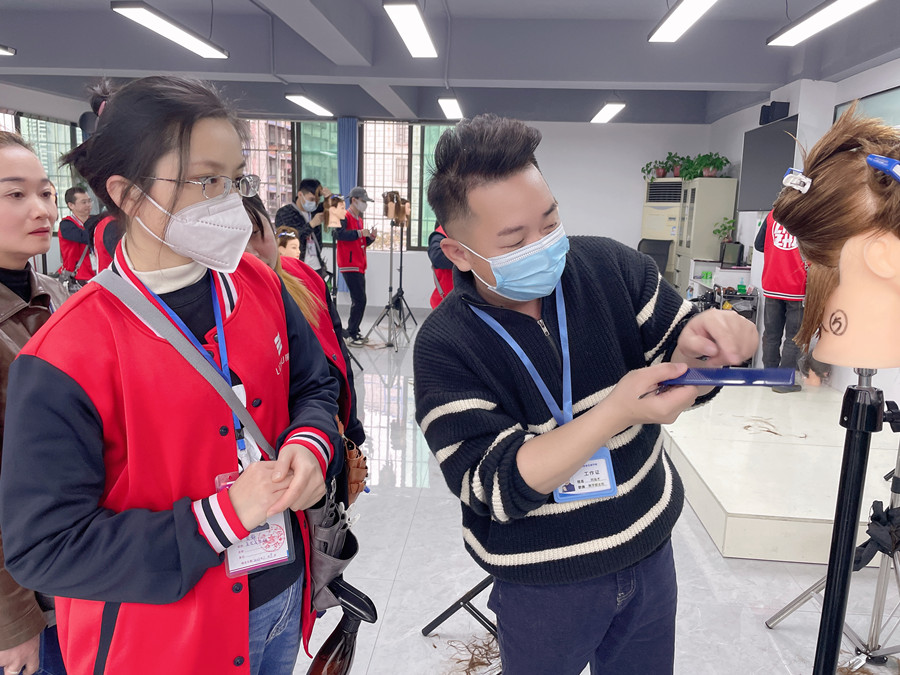 常見(jiàn)的長(zhǎng)發(fā)發(fā)尾修剪方式，廣西女士剪發(fā)教學(xué)