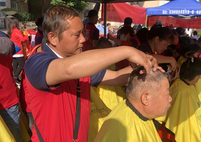 冬日暖陽，廣西美發(fā)理發(fā)學(xué)校小區(qū)免費(fèi)理發(fā)