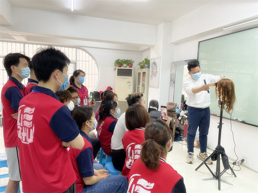 電卷棒怎么用？南寧學(xué)美發(fā)工具有哪些？