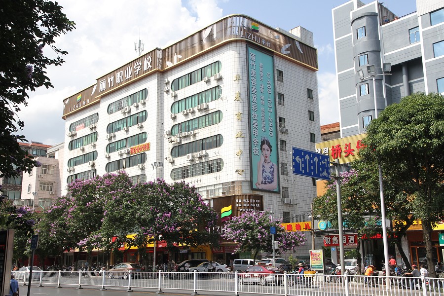 亖瘋了！南寧市美業(yè)職業(yè)培訓(xùn)學(xué)校生源爆滿