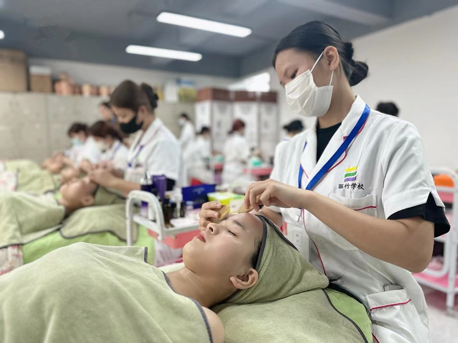 面部刮（sha）痧的教程，?廣西美容皮膚管理學(xué)校學(xué)習(xí)