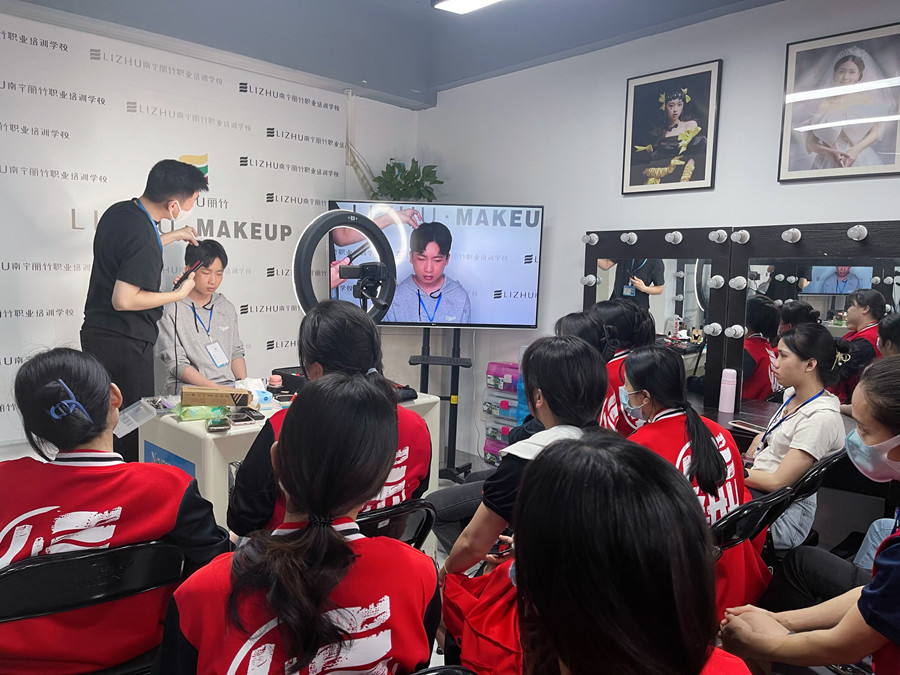 如何給男生化妝？廣西化妝彩妝基礎(chǔ)