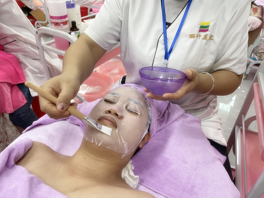 冬季敷面膜技巧，南寧美容護(hù)膚養(yǎng)顏學(xué)校分享