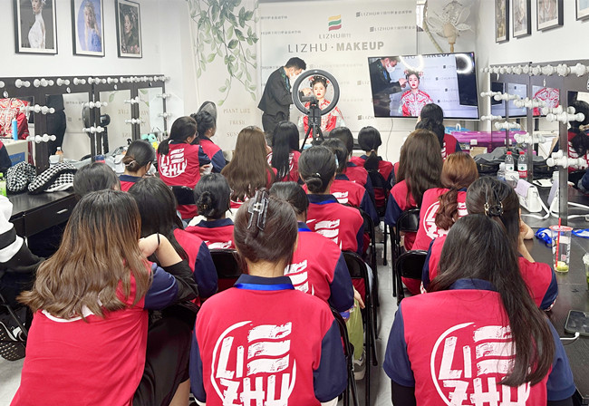 中式秀禾妝容特點(diǎn)，廣西新娘造型專業(yè)學(xué)校講解