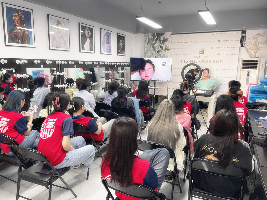 花樣新娘的化妝要點(diǎn)，南寧新娘跟妝培訓(xùn)