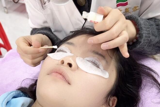 為什么建議你敷眼膜貼？?南寧美容院專業(yè)手法