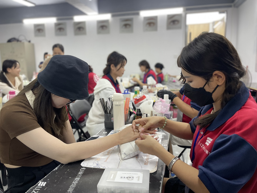 全貼甲片卸甲步驟，廣西美甲學(xué)校在哪里？