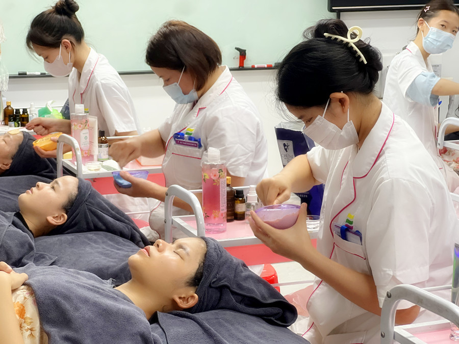 軟膜與貼片面膜的特點(diǎn)，南寧美容培訓(xùn)課程