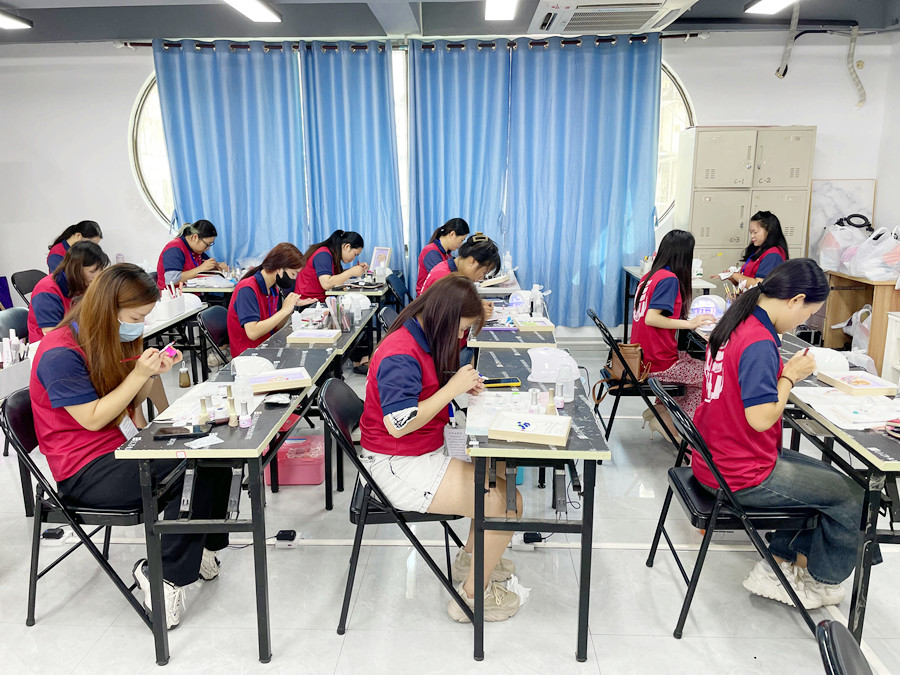 廣西美甲學(xué)校推薦：零基礎(chǔ)美甲怎么學(xué)？