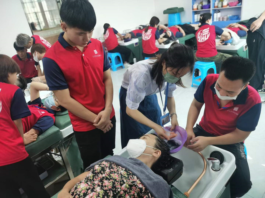 頭發(fā)為什么要進行奶療？南寧學洗頭護發(fā)