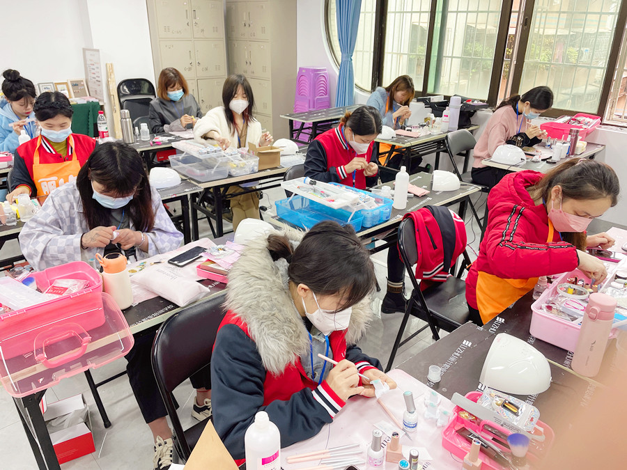 水彩草莓美甲，廣西美甲學校推薦