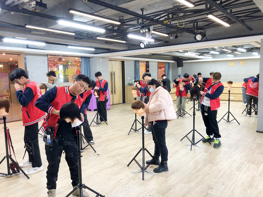 修剪碎發(fā)的技巧，廣西美發(fā)理發(fā)技術學校教學