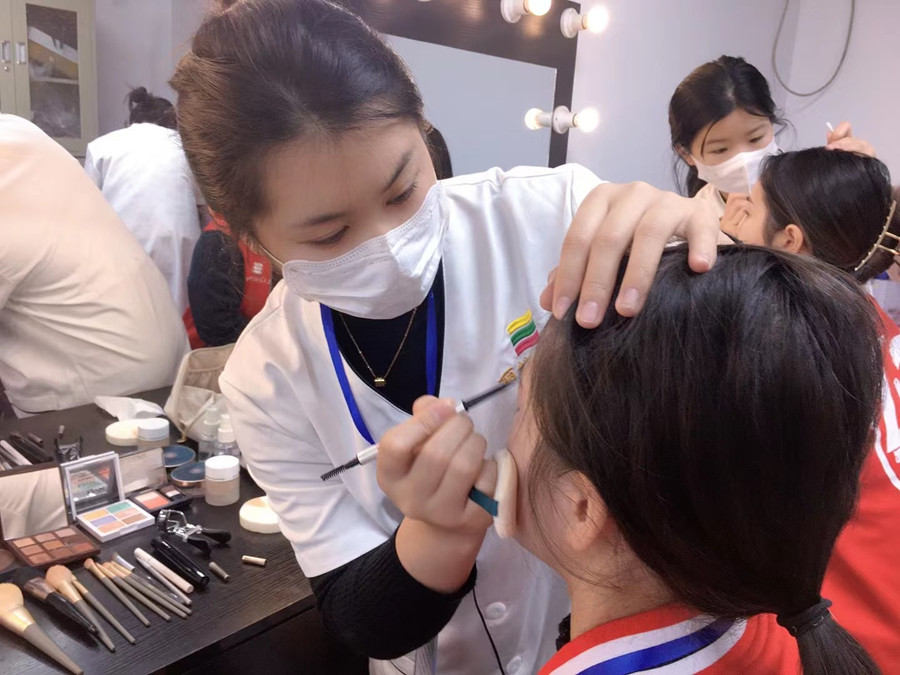 美容師應該怎么化妝？南寧美容職業(yè)學校實踐教學