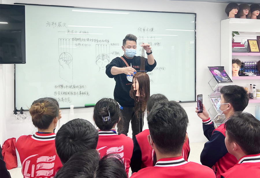 高馬尾的修剪技巧，南寧學(xué)女士剪發(fā)