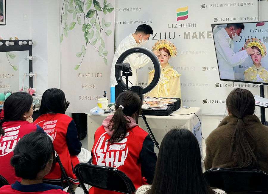 簪花寫真妝容特點(diǎn)，南寧化妝寫真培訓(xùn)學(xué)?？偨Y(jié)