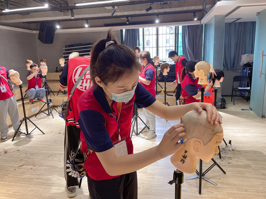 美發(fā)剃刀的使用技巧，廣西美發(fā)理發(fā)職業(yè)學校告訴你