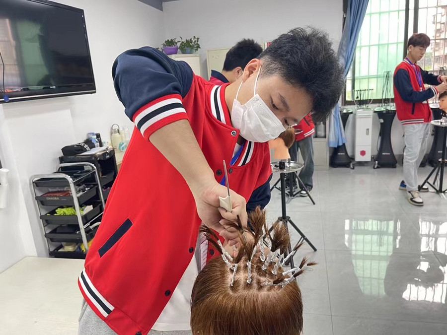 什么是錫紙燙？廣西美發(fā)燙染剪學(xué)校課程講解