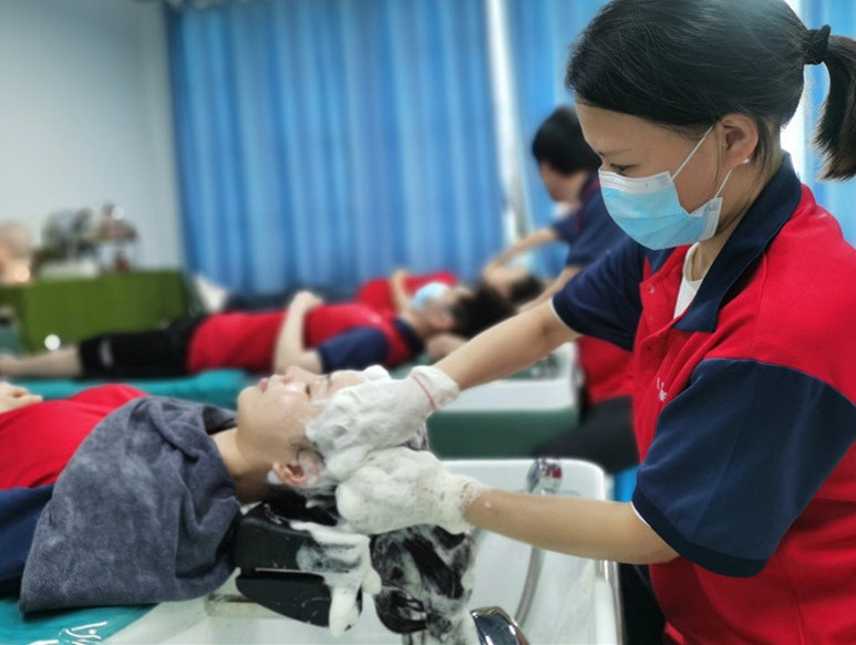 洗頭打泡沫的作用，南寧專業(yè)洗護教